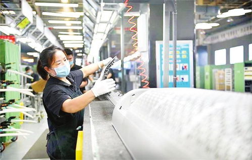 邯鄲美的制冷設備工人在生產線上組裝產品